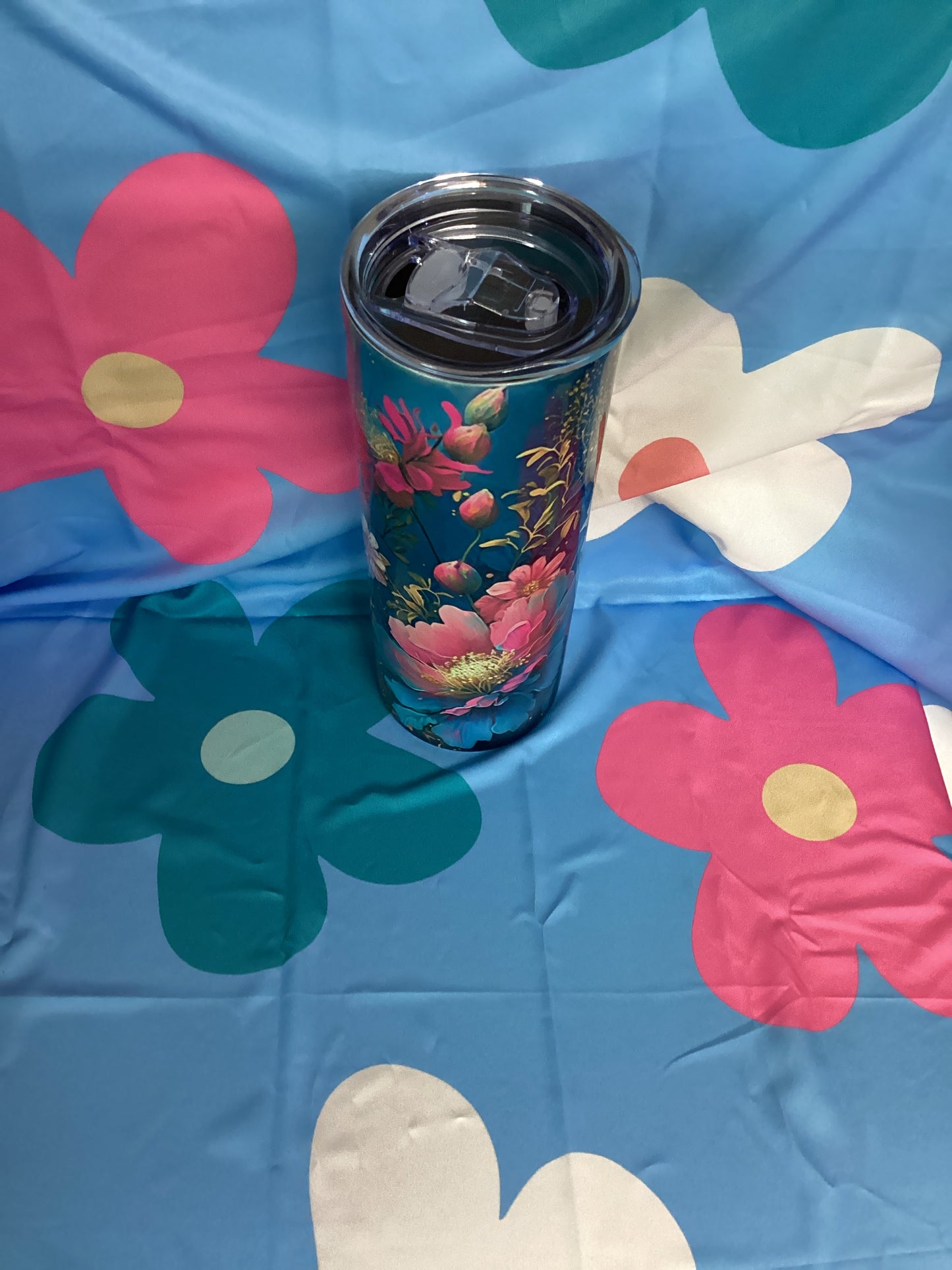 Flower with teal background 20 oz tumbler